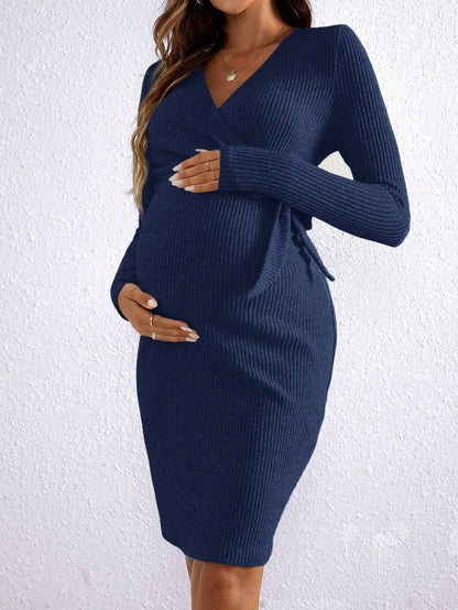 Robe de grossesse en maille côtelée pour femmes enceintes, idéale pour l'automne et l'hiver, avec col en V, ceinture à nouer, coupe ajustée et décontractée.