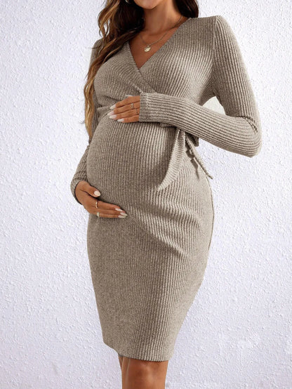 Robe de grossesse en maille côtelée pour femmes enceintes, idéale pour l'automne et l'hiver, avec col en V, ceinture à nouer, coupe ajustée et décontractée.